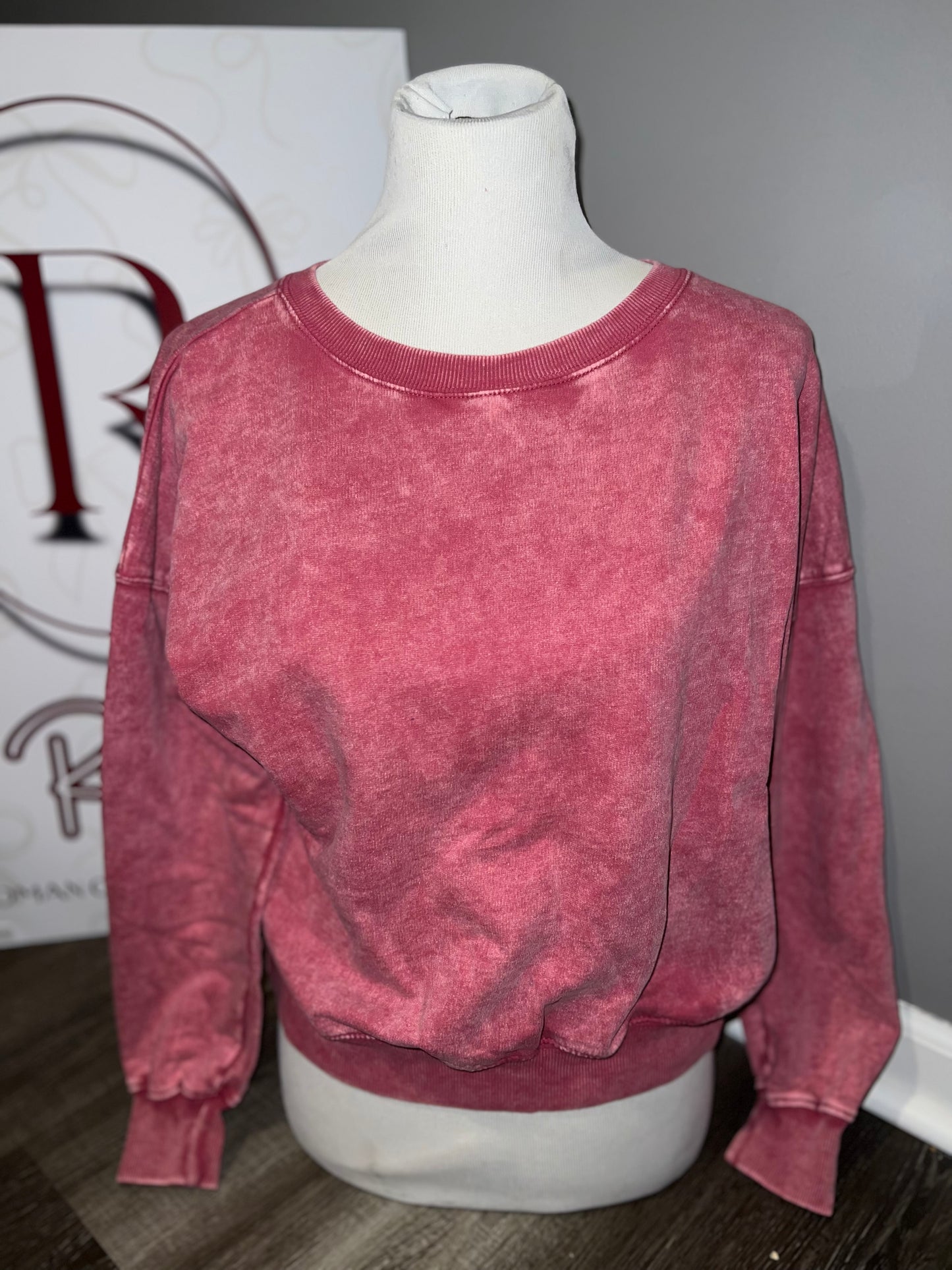 Cropped pink sweatshirt