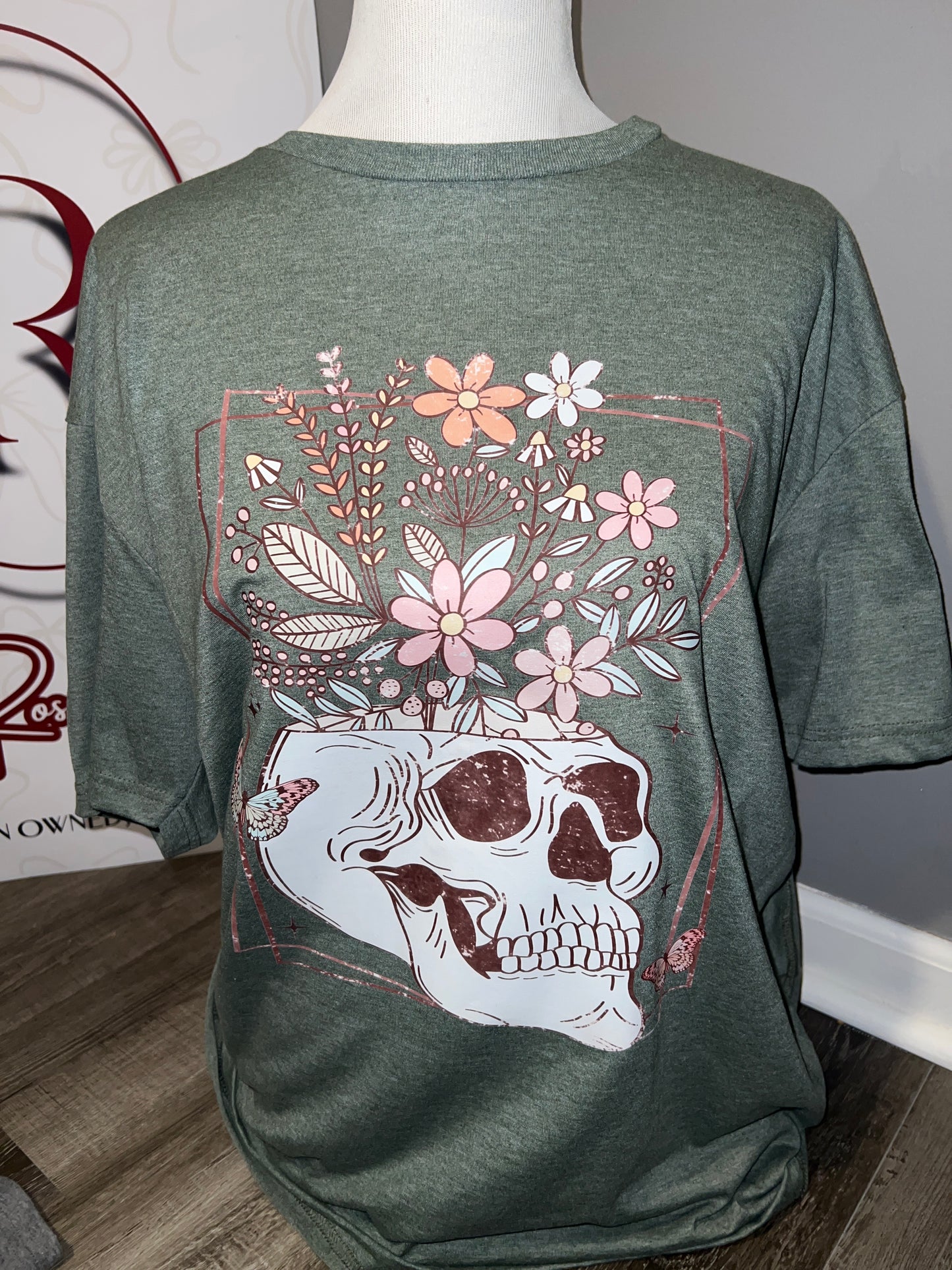 Skull vase T-shirt